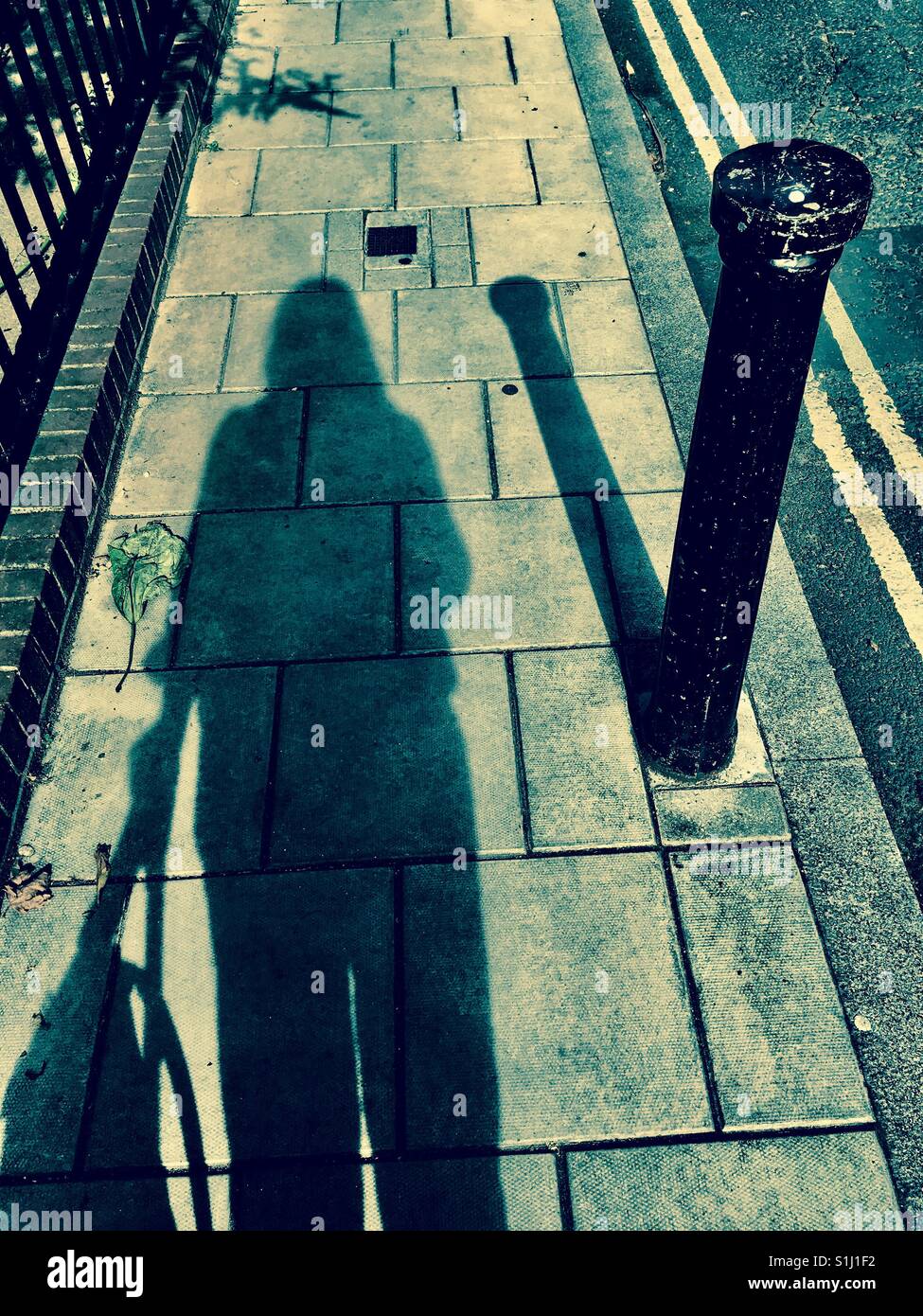 La maison avec un sac à dos dans une rue de Londres - Image de stock capturée avec un smartphone