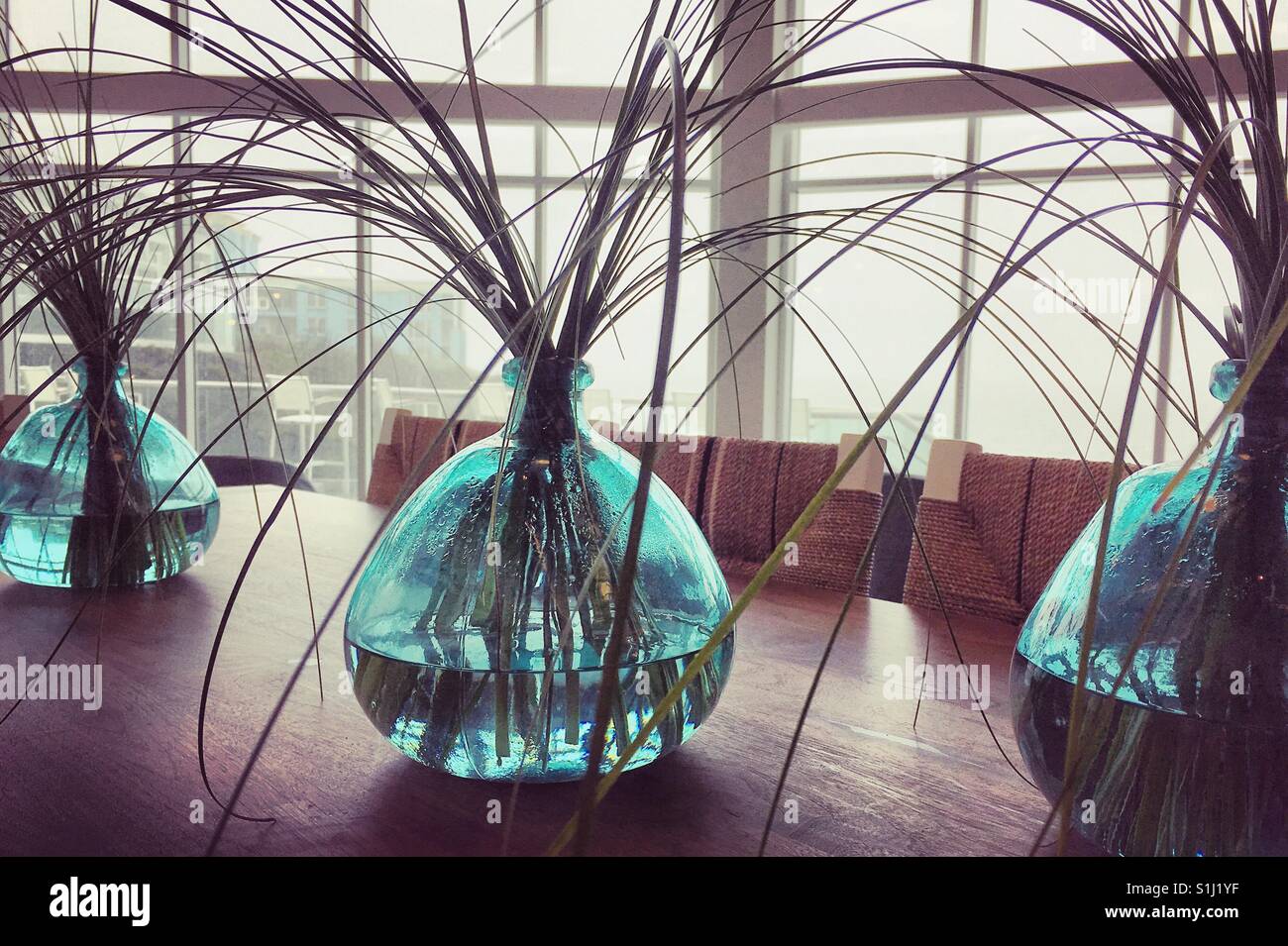 Vases en verre sur une table. Banque D'Images