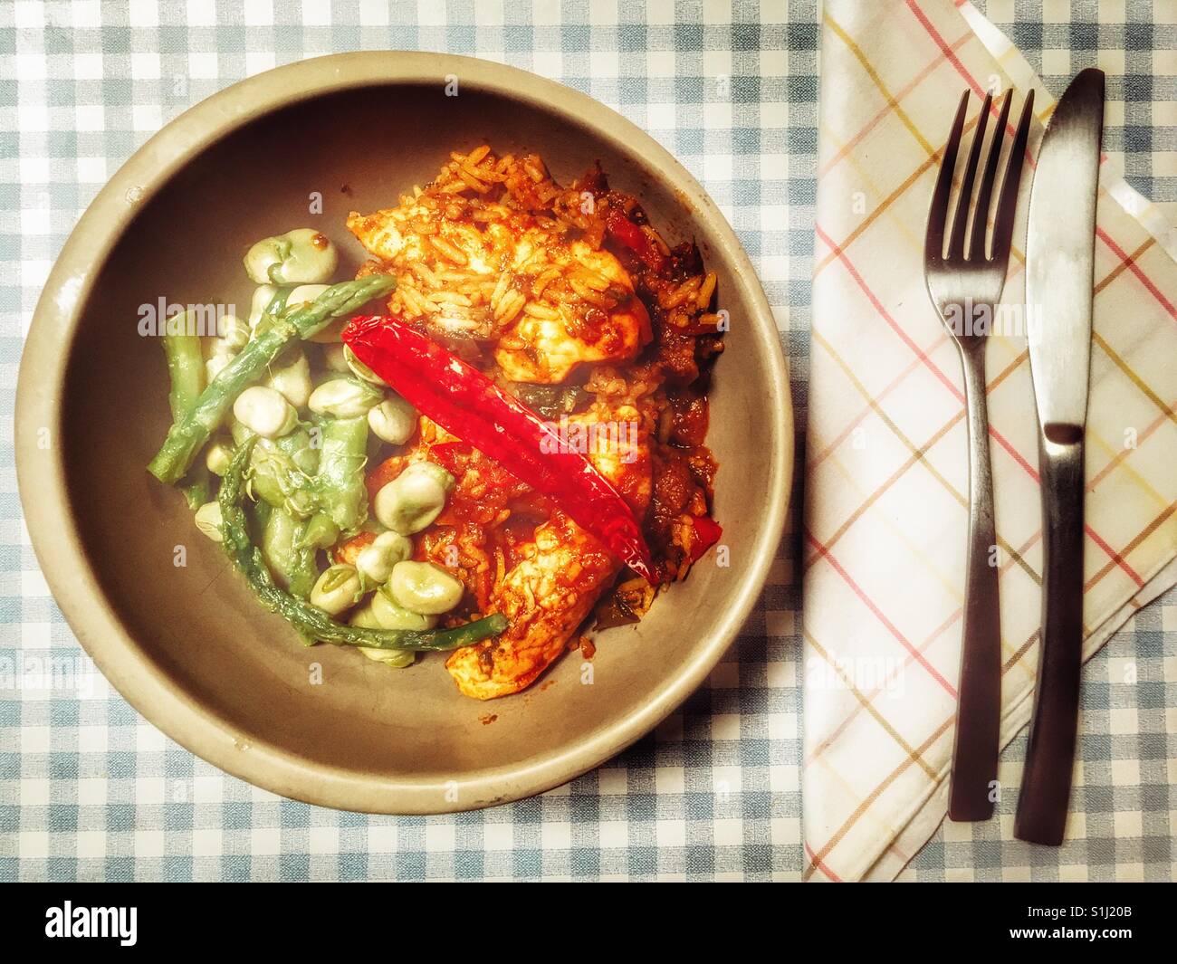Curry de poulet fait maison avec du riz, les asperges et les fèves - Image de stock capturée avec un smartphone