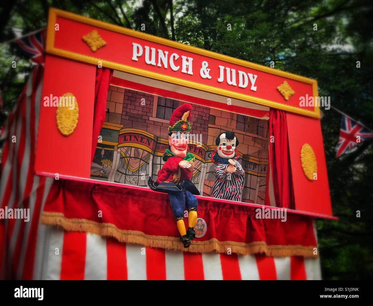 C'est le Punch & Judy Show ! M. Punch et le Clown demande à tous l'auditoire d'enfants une question. C'est traditionnel de divertissement pour enfants dans tout le monde occidental. Photo © COLIN HOSKINS. Banque D'Images