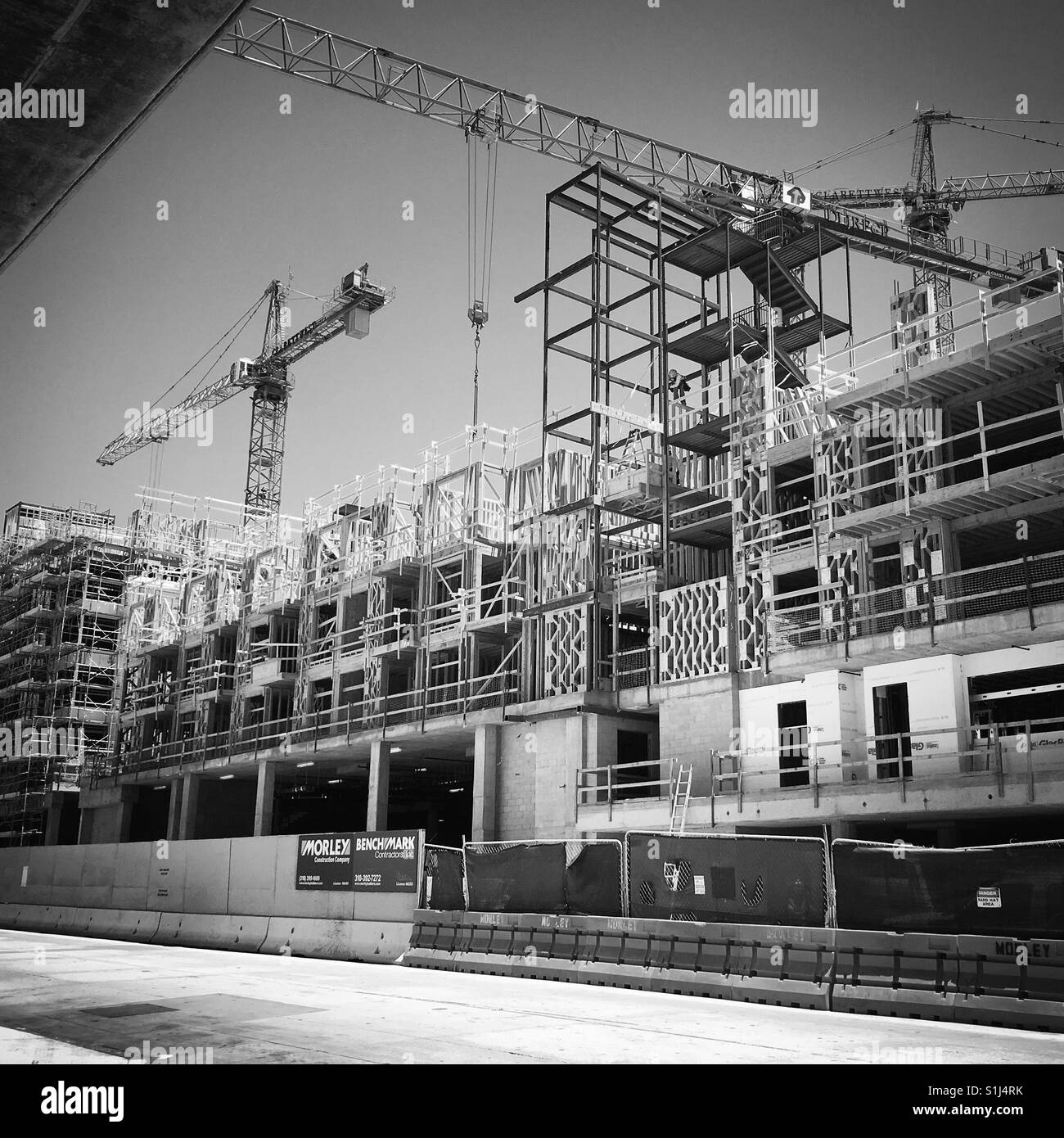La construction du bâtiment en noir et blanc Banque D'Images