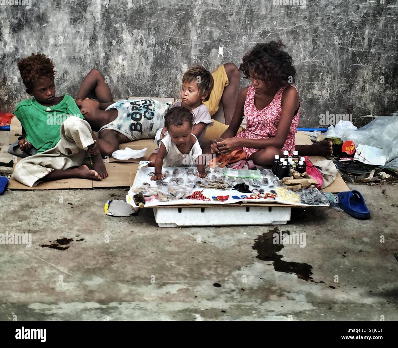 Vente de souvenirs de famille pauvres dans les rues de l'île de Boracay aux Philippines Banque D'Images