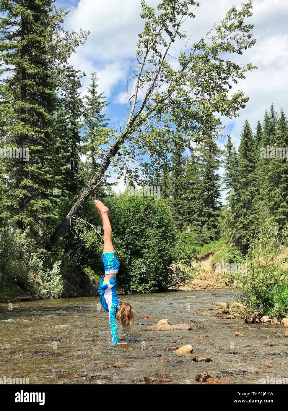 Une fille n'un ATR dans une crique. - Image de stock capturée avec un smartphone