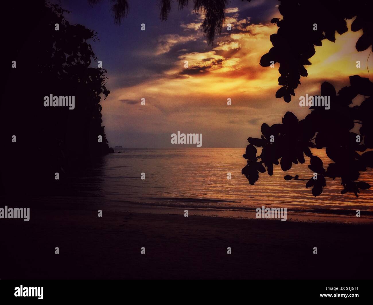 Coucher du soleil à Ao Nang de Krabi, Thaïlande Banque D'Images