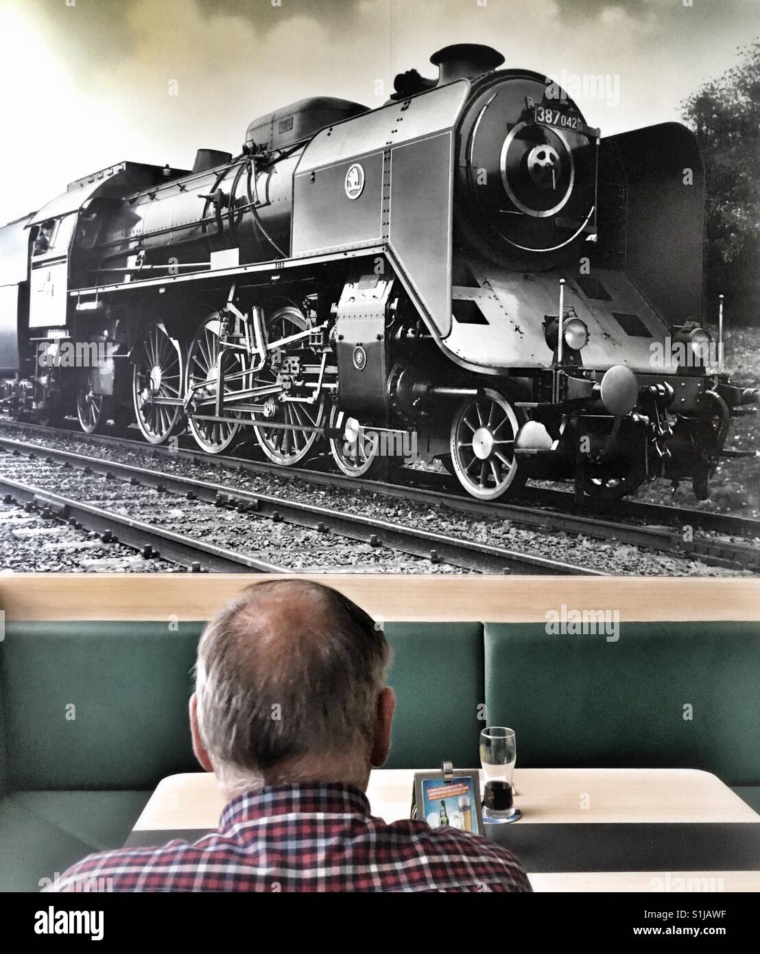 Photographie noir et blanc sur le mur de chemins de fer gare bar, Marianske Lazne, République Tchèque - Image de stock capturée avec un smartphone