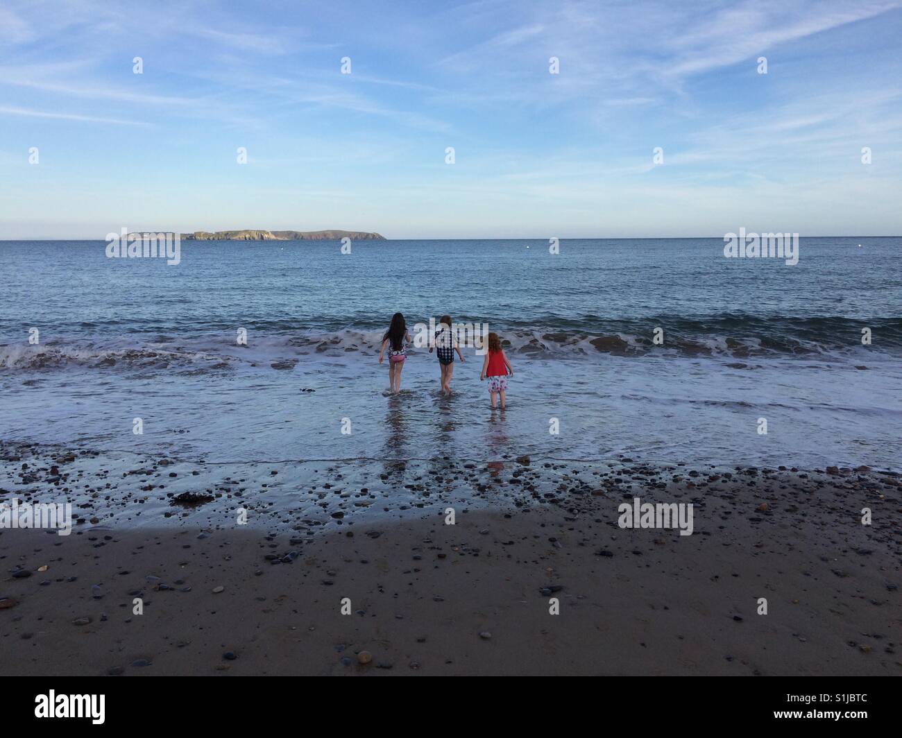 Mes petits enfants ravis d'être en vacances au bord de la mer. Banque D'Images