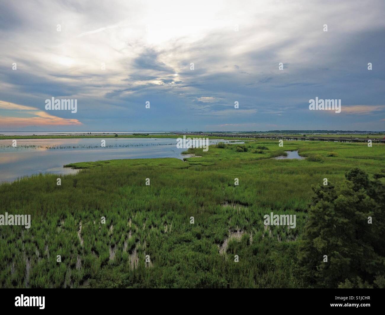 Prise de vue par drone de Mobile Bay, Alabama au coucher du soleil Banque D'Images
