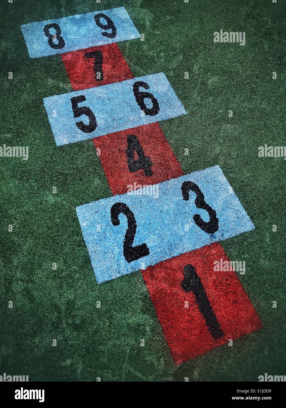 Un effet grunge couleur image d'un modèle de jeu de marelle enfants montrant les différents numéros qui doivent être utilisés pour "hop on' pour gagner le jeu. Une enfance préféré ! Crédits photos - © Colin Hoskins Banque D'Images