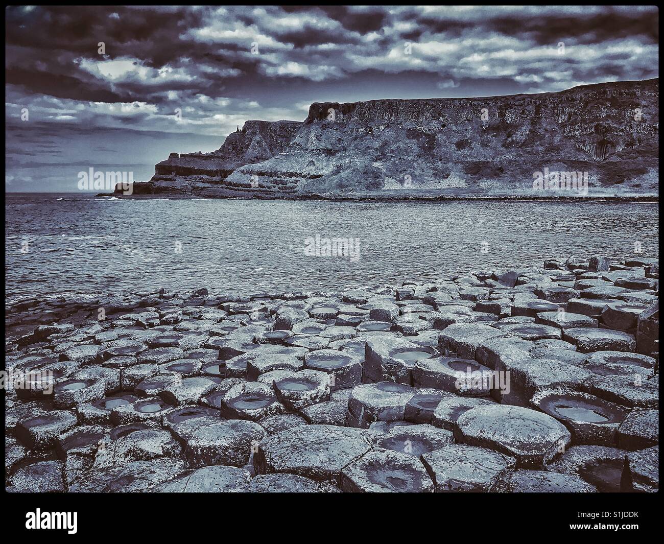 Un effet rétro, spooky. pic représentant la forme hexagonale du Pentagone et de la colonne de basalte pierres à Giant's Causeway en Co. d'Antrim, en Irlande du Nord. Les géologues croient que ces ont été créés il y a 60 millions d'ans Banque D'Images