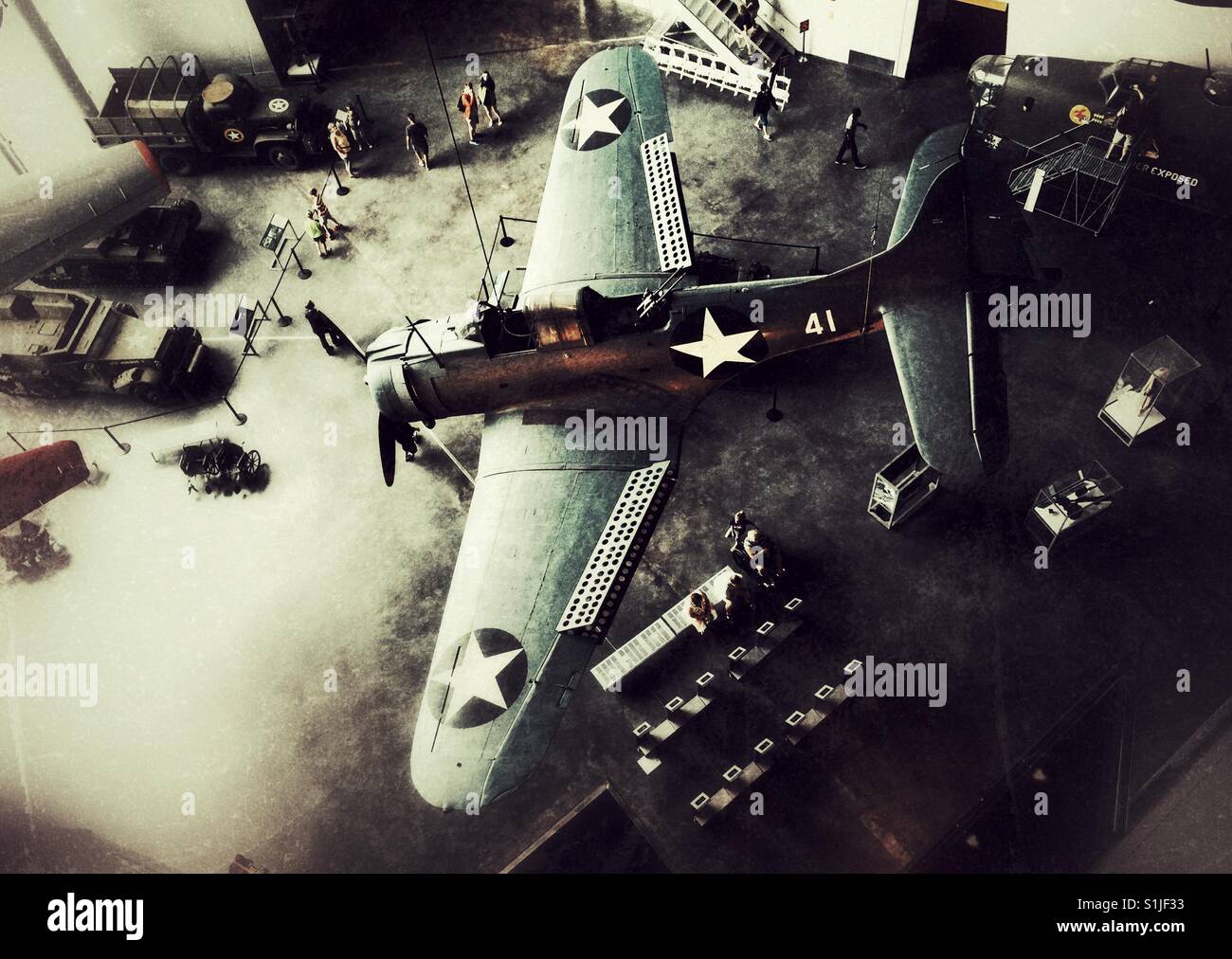 Un avion de la Seconde Guerre mondiale sur le sol dans WEII Museum de New Orleans - Image de stock capturée avec un smartphone