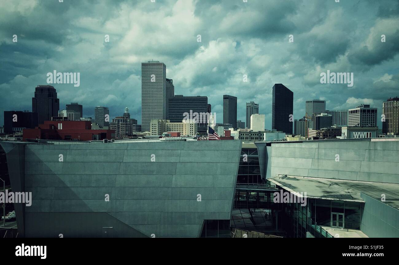 New Orleans skyline sur une journée nuageuse vu de musée de la Seconde Guerre mondiale - Image de stock capturée avec un smartphone