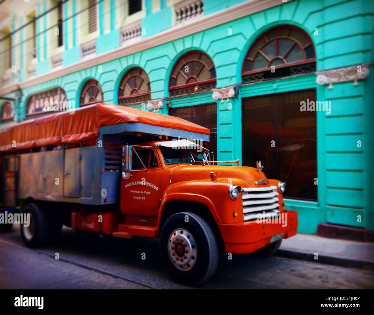 Grand vieux camion américain rouge à Santiago de Cuba Banque D'Images