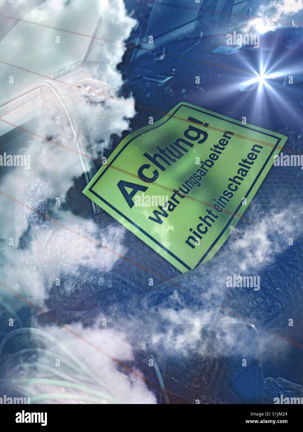 Travaux de réparation dans le temps... ! Attendre ! ! - Image de stock capturée avec un smartphone