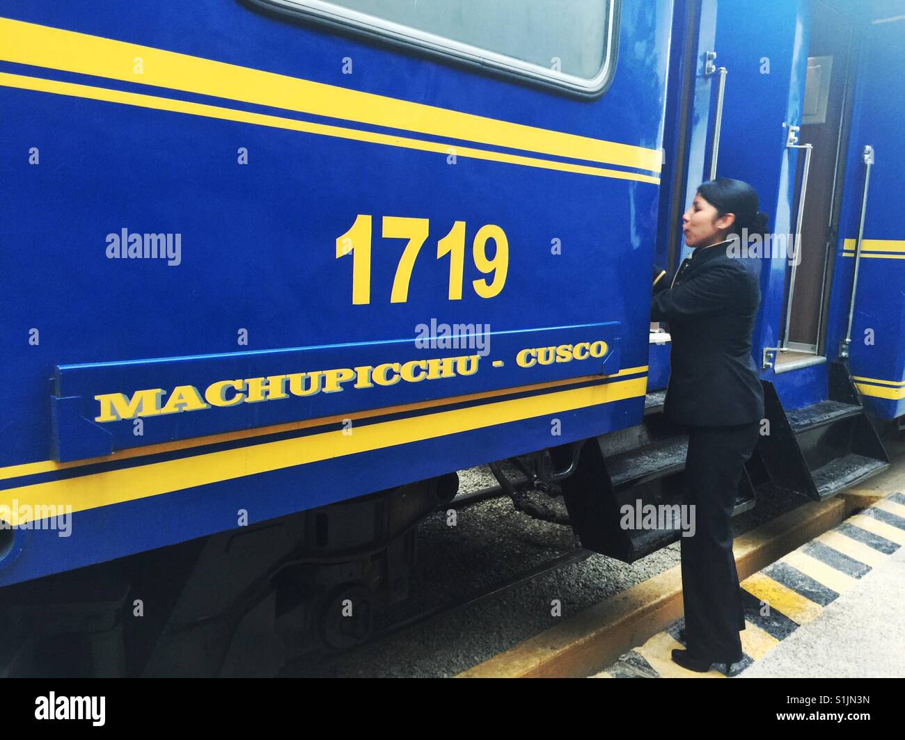 Les femmes en uniforme se trouve au Cusco - Machu Picchu train - Image de stock capturée avec un smartphone Les femmes en uniforme se trouve au Cusco - Machu Picchu train - Image de stock capturée avec un smartphone