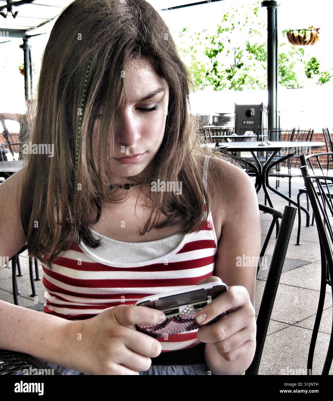 Preteen Girl Texting en dehors Banque D'Images