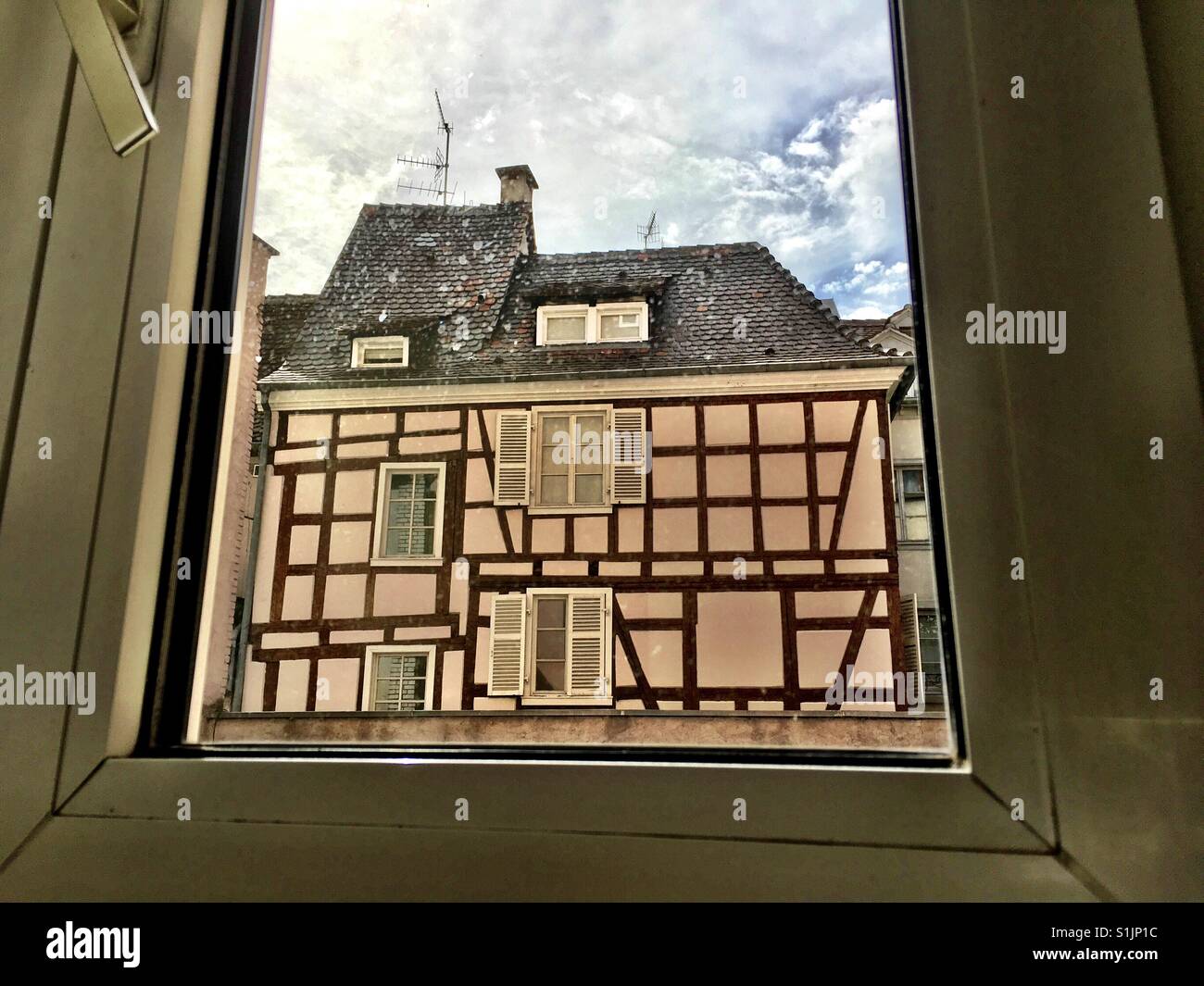 Voir par ma fenêtre à l'Altstadt de Strasbourg, France - Image de stock capturée avec un smartphone Voir par ma fenêtre à l'Altstadt de Strasbourg, France - Image de stock capturée avec un smartphone