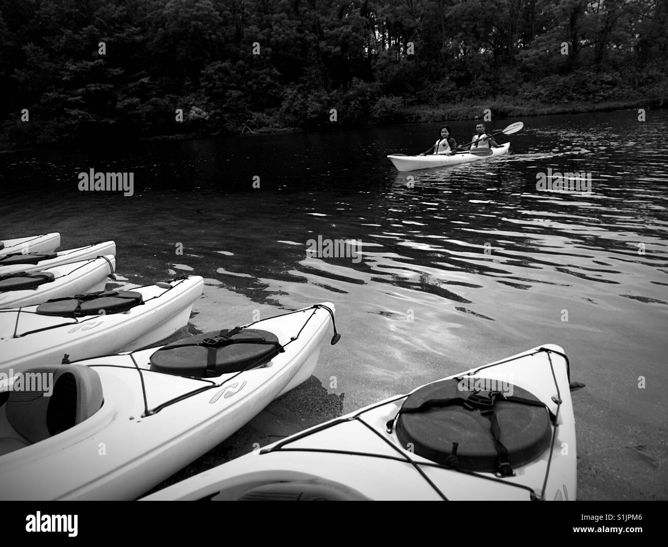 Kayaks au rivage - Image de stock capturée avec un smartphone