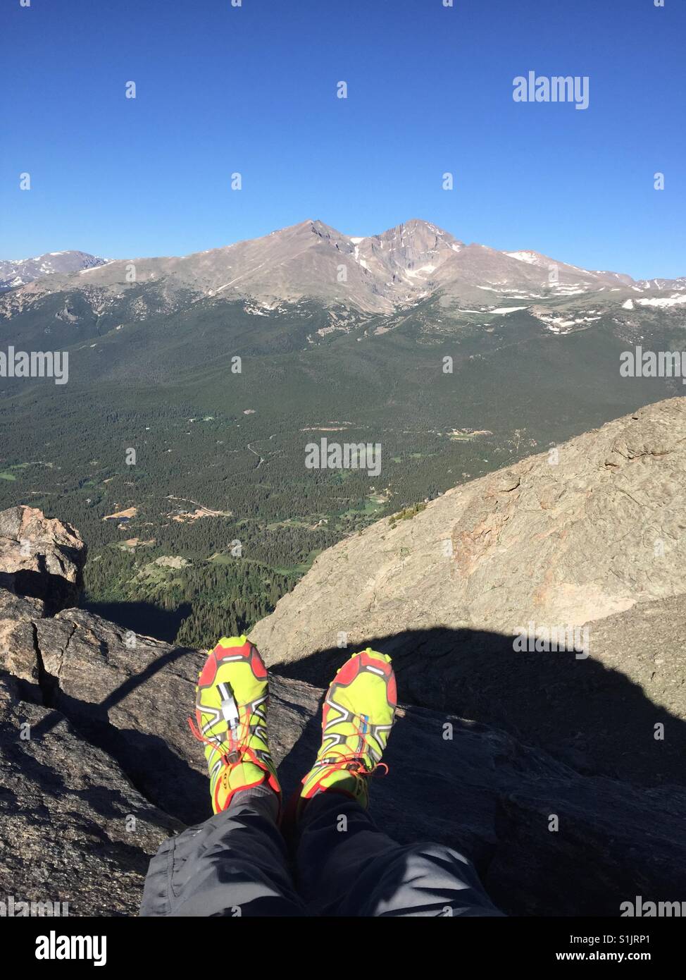 Se détendre dans le sommet de deux Sœurs tout en admirant la vue de longs Peak et le Mont Meeker. Banque D'Images