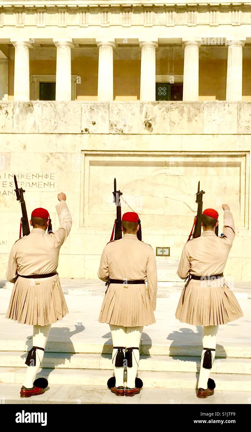 Le changement de garde devant la tombe du Soldat inconnu, le parlement grec à Athènes. Banque D'Images