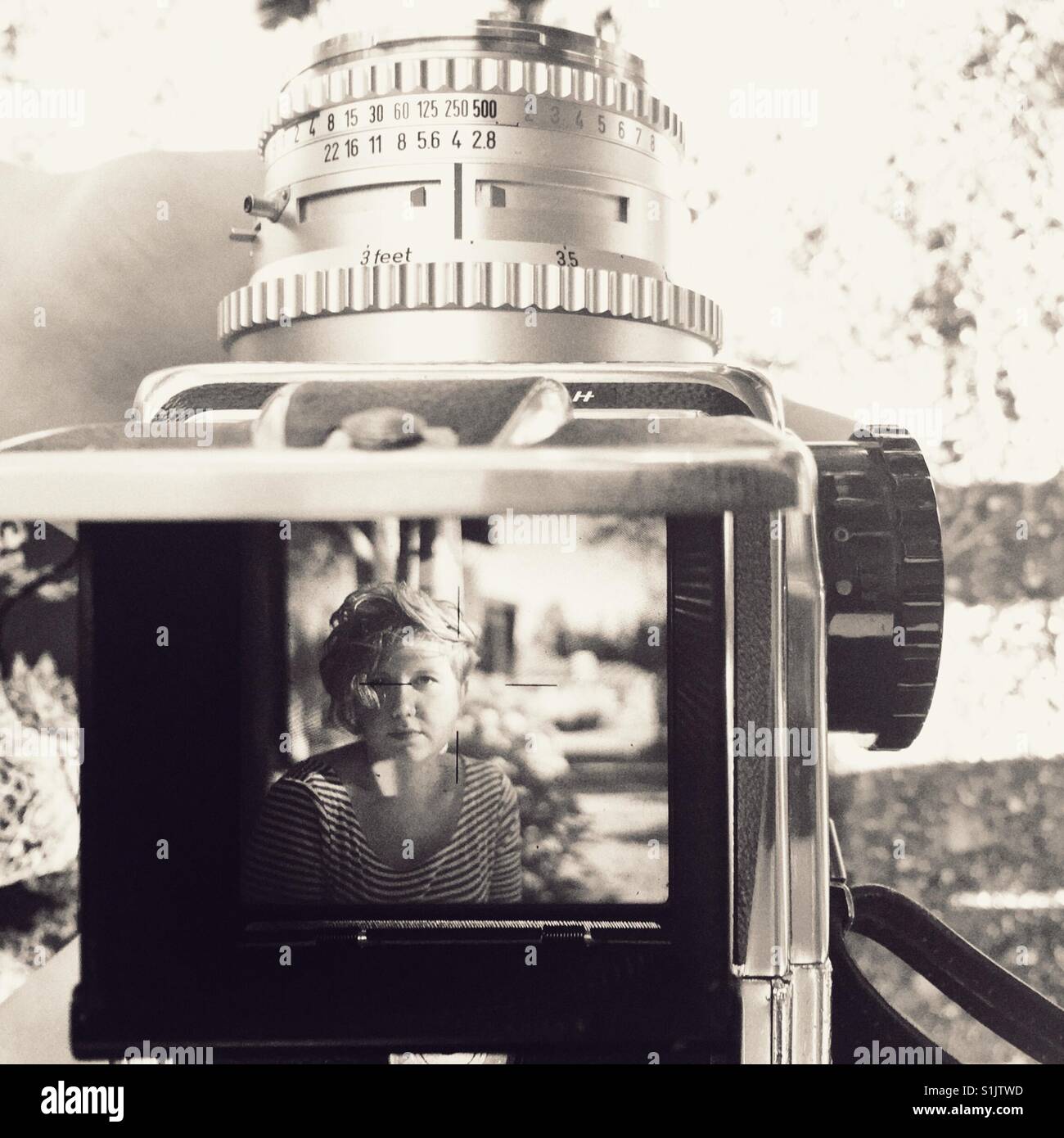 Les jeunes filles dans le viseur de l'appareil photo Hasselblad vintage sur une journée ensoleillée - Image de stock capturée avec un smartphone Les jeunes filles dans le viseur de l'appareil photo Hasselblad vintage sur une journée ensoleillée - Image de stock capturée avec un smartphone