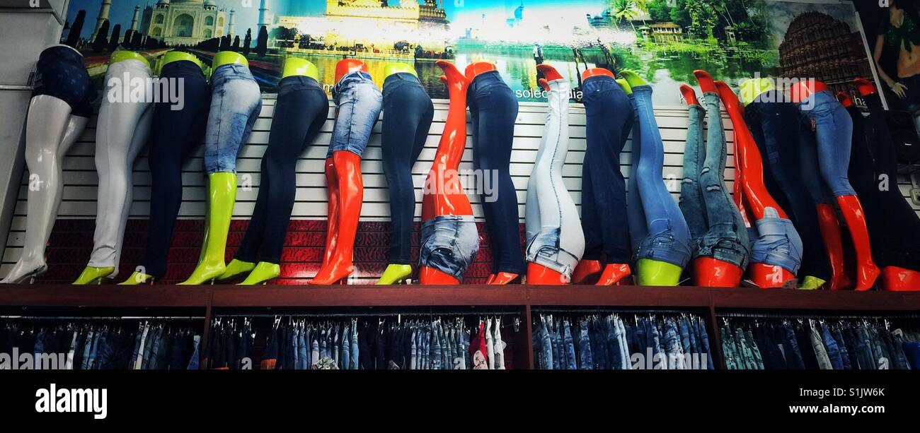 Les jambes en plastique de couleur vive portant des jeans sur l'affichage dans la boutique à Lima, Pérou Banque D'Images