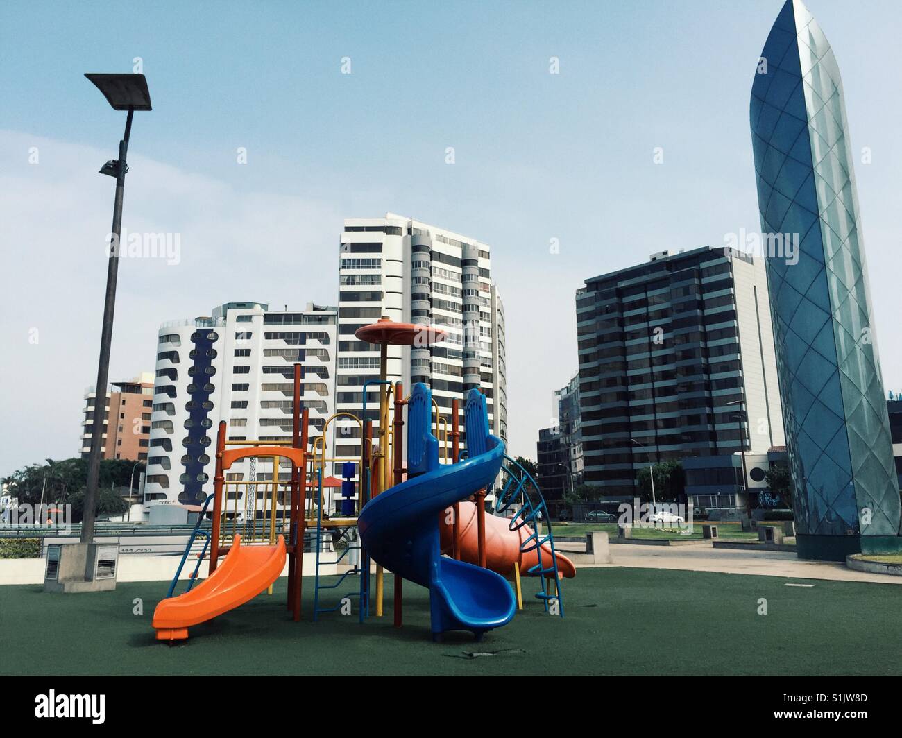 Aire de jeux colorée dans quartier de Miraflores à Lima, Pérou Banque D'Images Aire de jeux colorée dans quartier de Miraflores à Lima, Pérou Banque D'Images