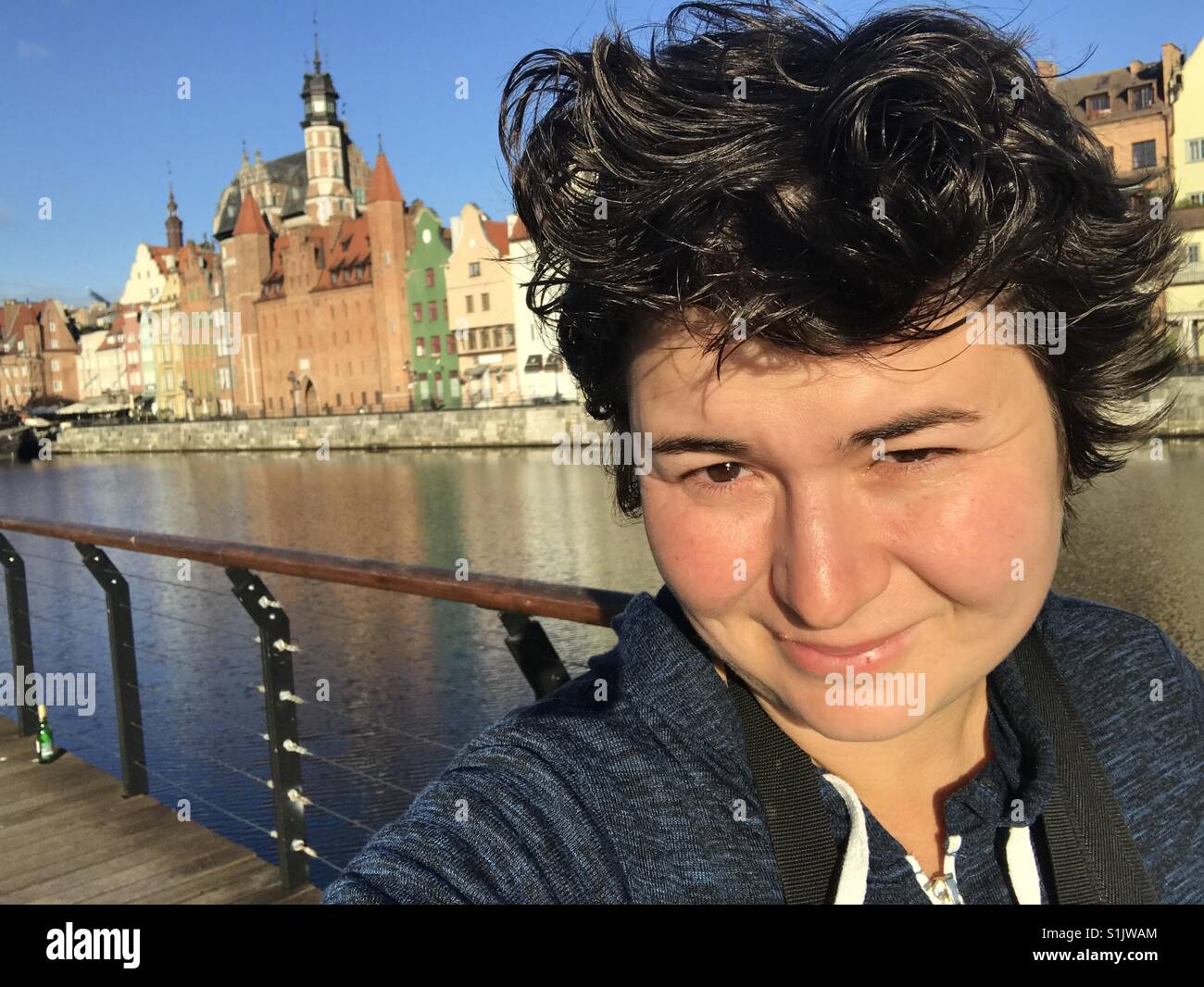 Self Portrait de jeune femme de la rivière Motlawa Gdansk Pologne Banque D'Images Self Portrait de jeune femme de la rivière Motlawa Gdansk Pologne Banque D'Images