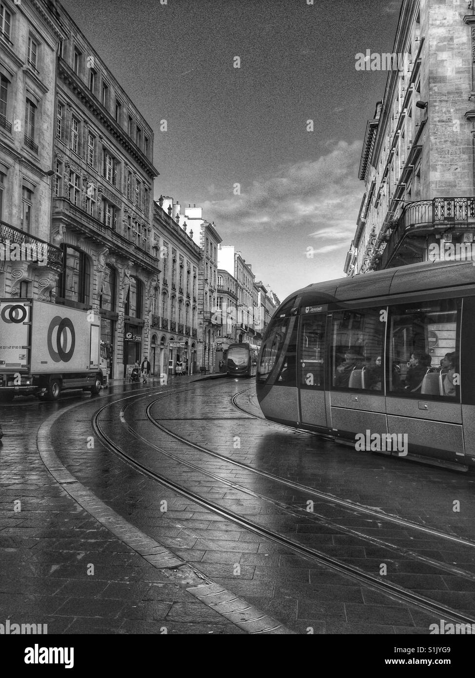 Noir et blanc en centre ville tram BORDEAUX , France. Banque D'Images