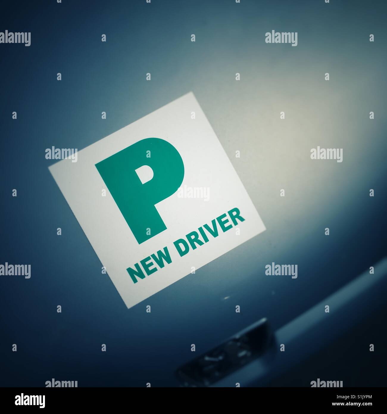 Nouveau pilote P pour un fonctionnaire stagiaire signe sur un capot de voiture UK - Image de stock capturée avec un smartphone Nouveau pilote P pour un fonctionnaire stagiaire signe sur un capot de voiture UK - Image de stock capturée avec un smartphone