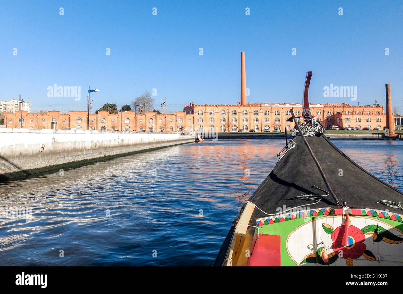 Point de vue personnel sur un quelqu'un dans un bateau dans la ville d'Aveiro, Portugal Banque D'Images