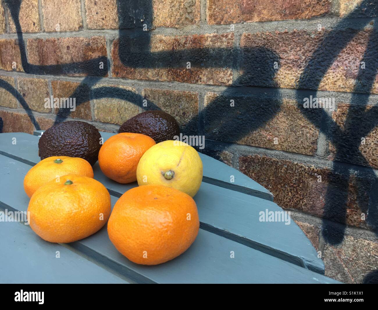 Des fruits sur une table de Brick Lane à Londres Banque D'Images