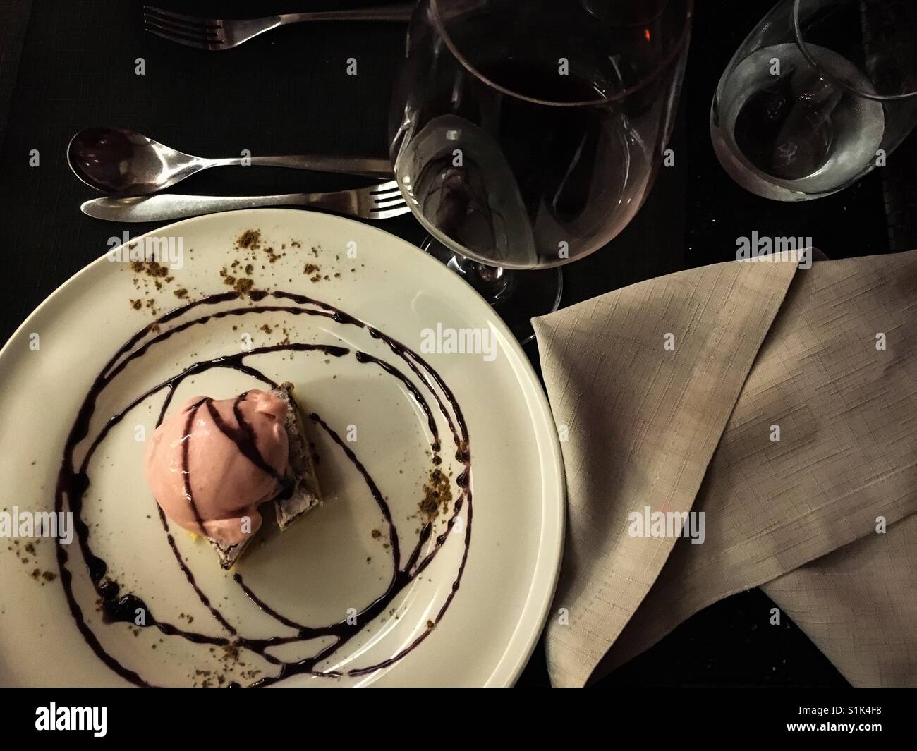 Capture de frais généraux dessert glace à la fraise et le vin rouge Banque D'Images