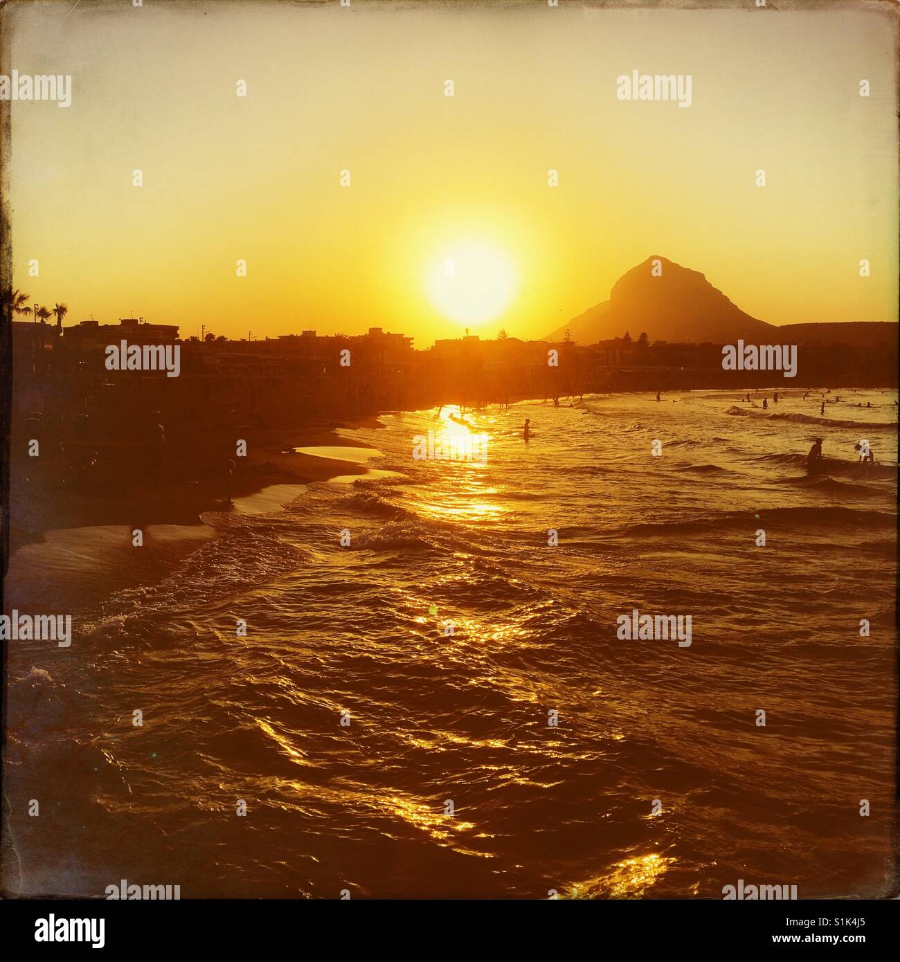 Coucher du soleil à la plage Arenal, sur la Costa Blanca, Espagne Banque D'Images