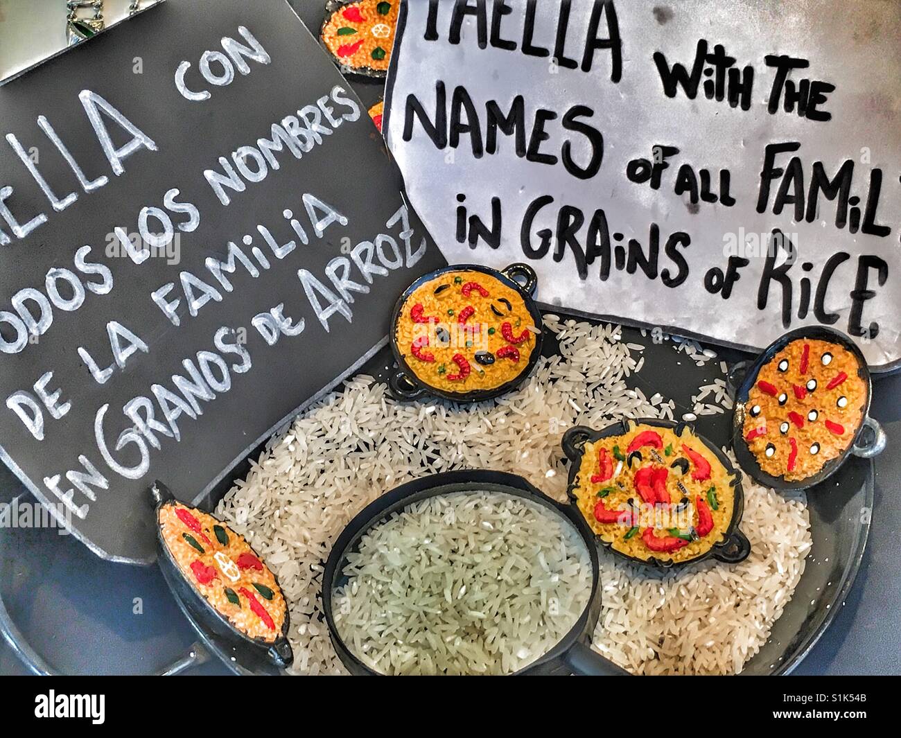 La paella de souvenirs / blocage de riz au marché de nuit sur l'Arenal, Javea, Alicante, Espagne - Image de stock capturée avec un smartphone