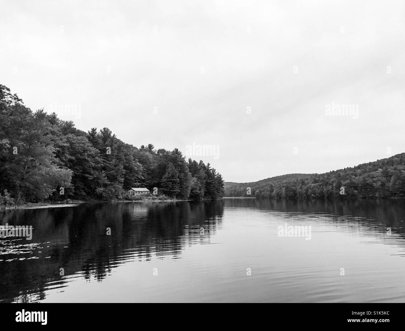 Un chalet sur un lac pittoresque dans les Berkshires, Massachusetts. Banque D'Images