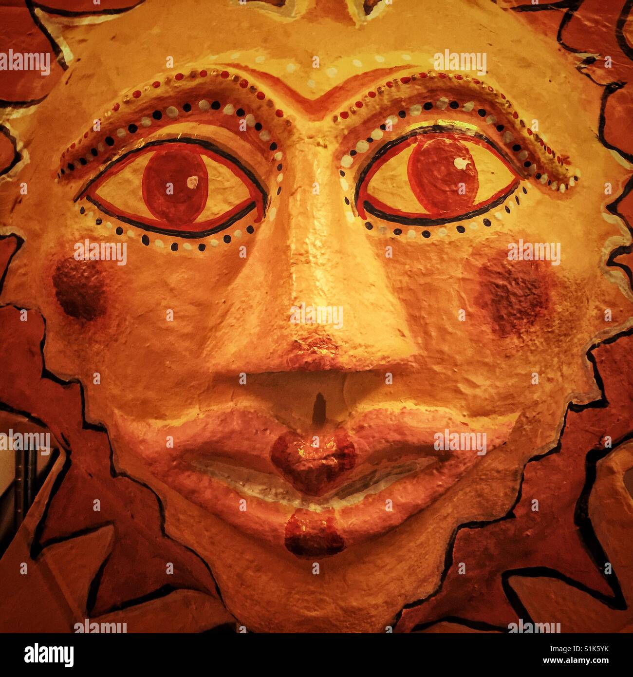 Masque en papier mâché d'un soleil de Solstice parade à Seattle Banque D'Images