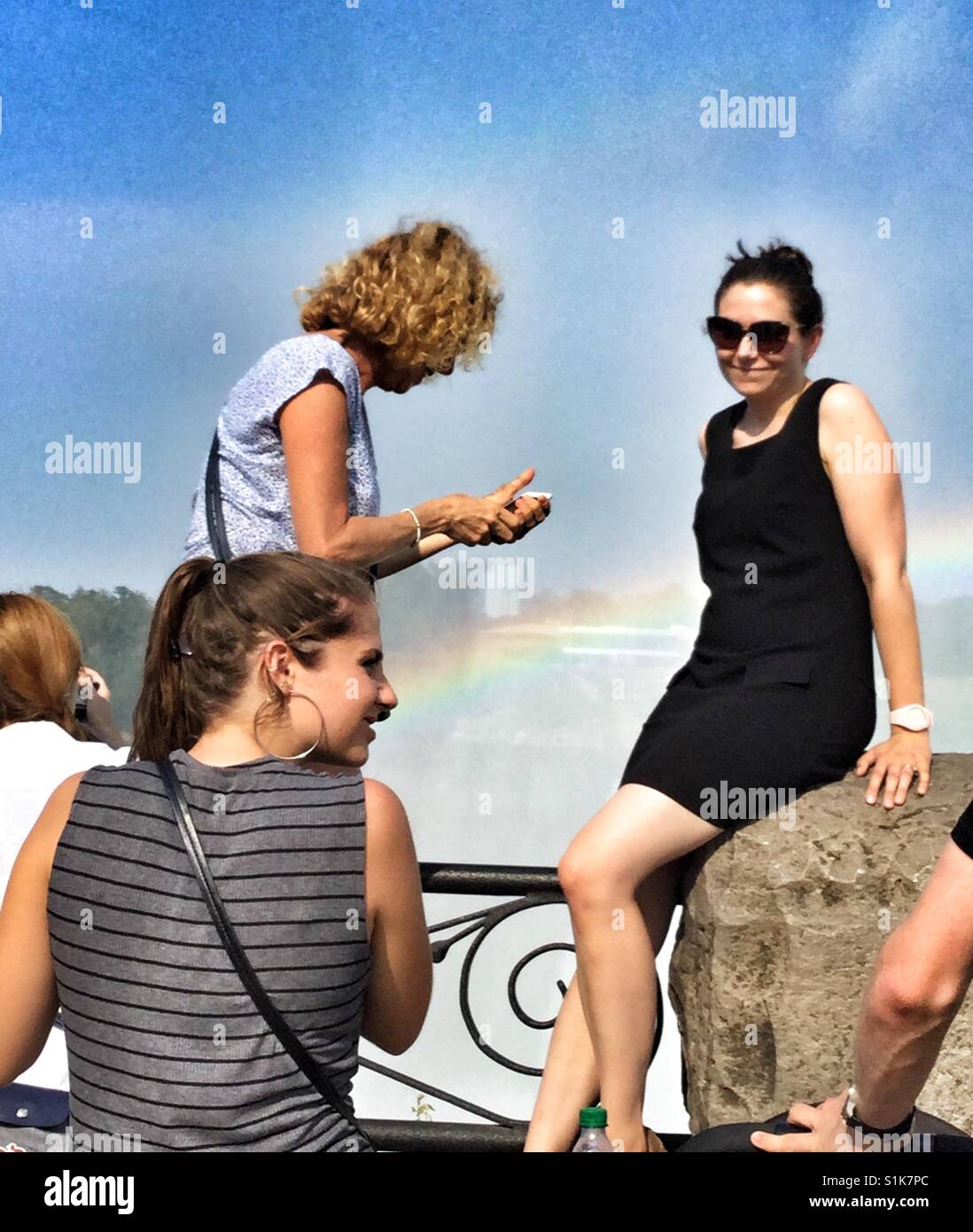 Les femmes qui prenaient des photos à Niagara Falls. Banque D'Images