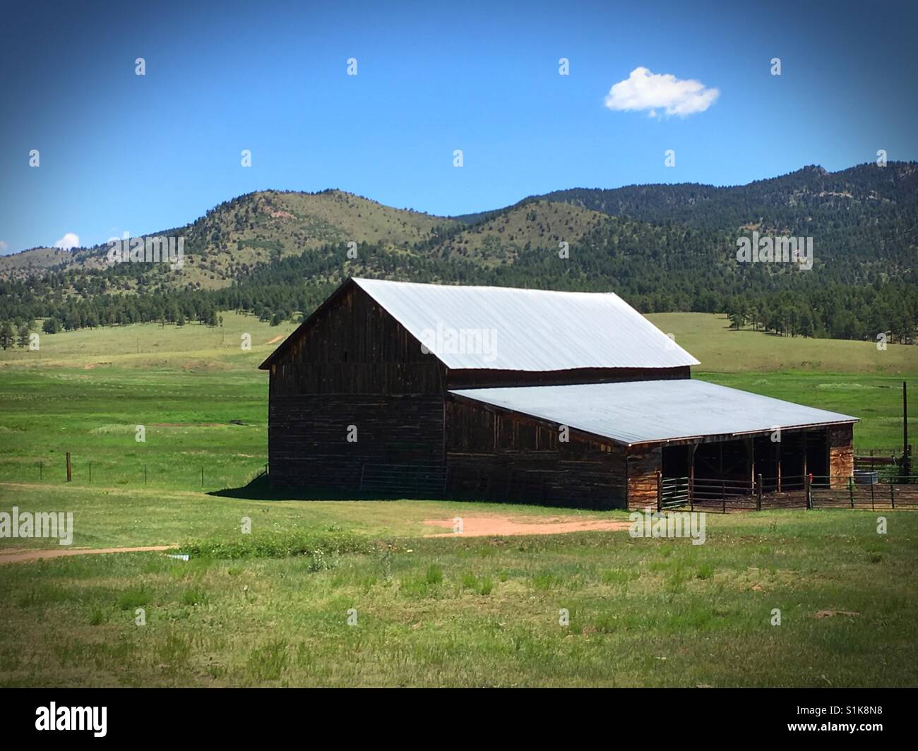 Ancienne grange dans un champ avec ciel bleu - Image de stock capturée avec un smartphone