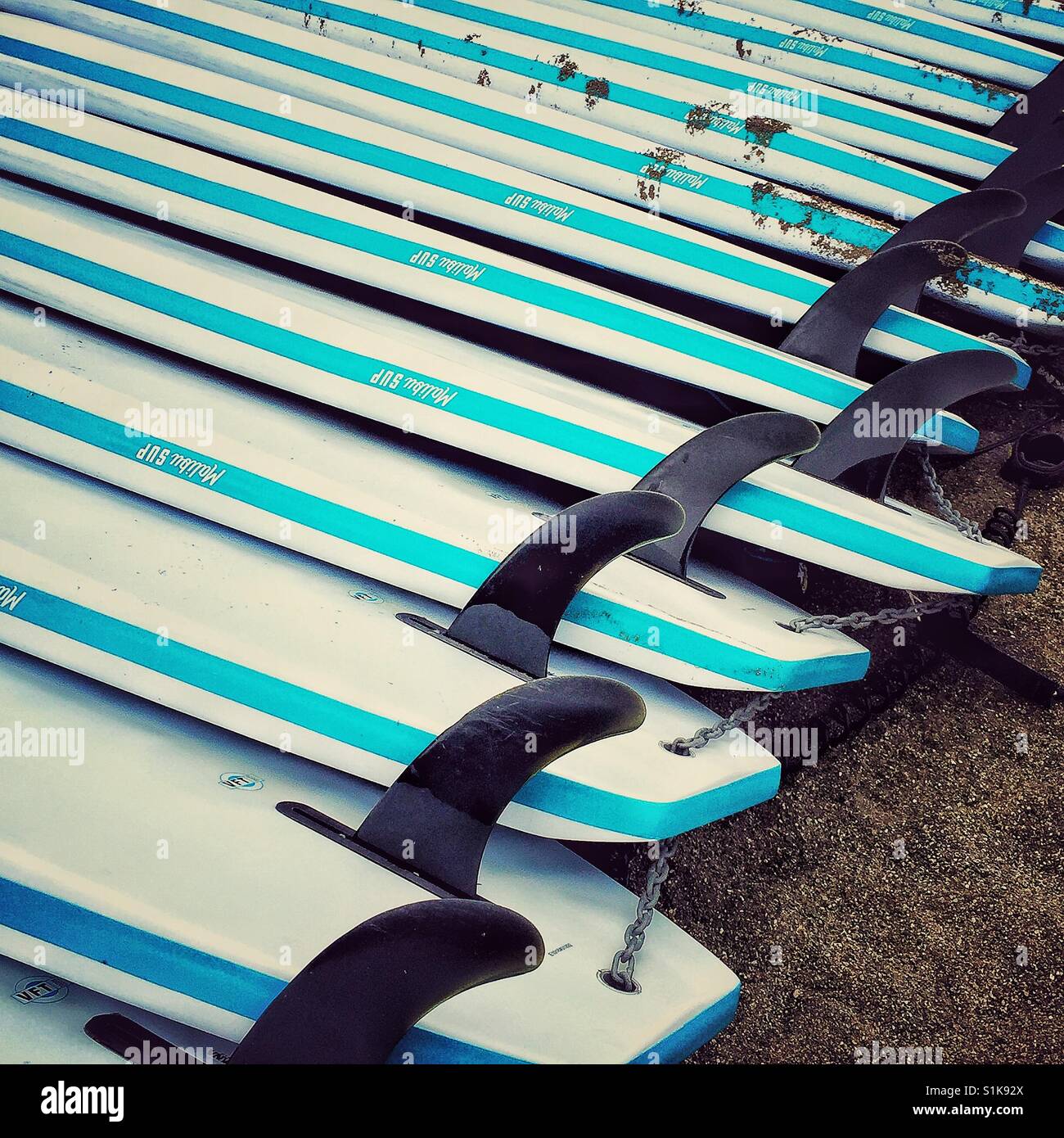 Chaîne hôtelière Paddleboards sur une plage Banque D'Images
