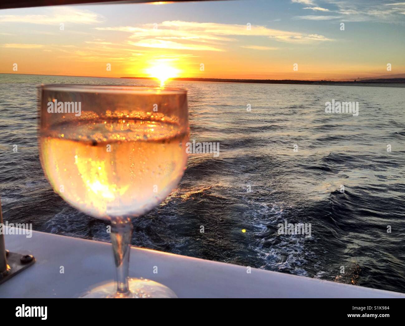Cocktail au coucher du soleil Photo Stock - Alamy