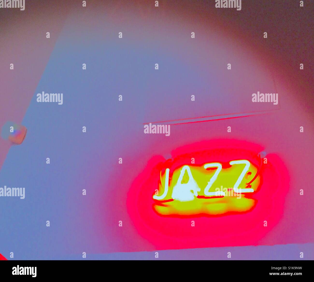 Un jazz néon signe sur un mur de NYC club, West Village. Banque D'Images