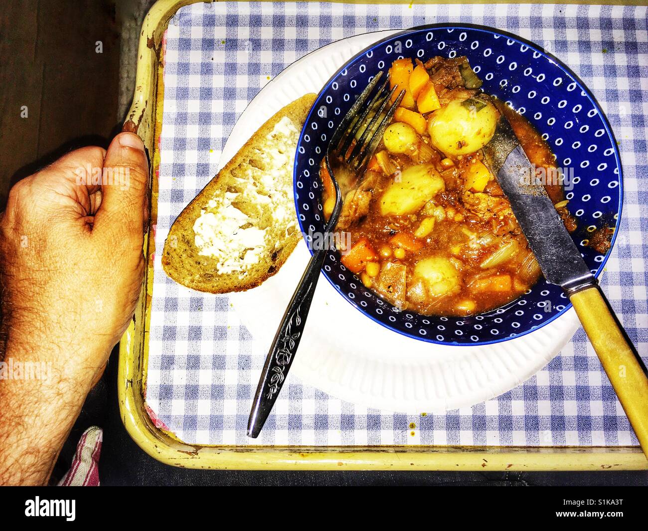 Ragoût de boeuf maison servi sur un essai - Image de stock capturée avec un smartphone