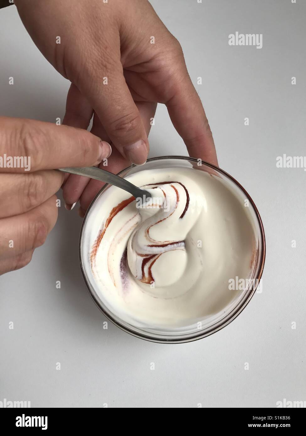 Préparation de la sauce ketchup et de la mayonnaise. Mélangez dans un récipient en verre sur un fond blanc. Banque D'Images