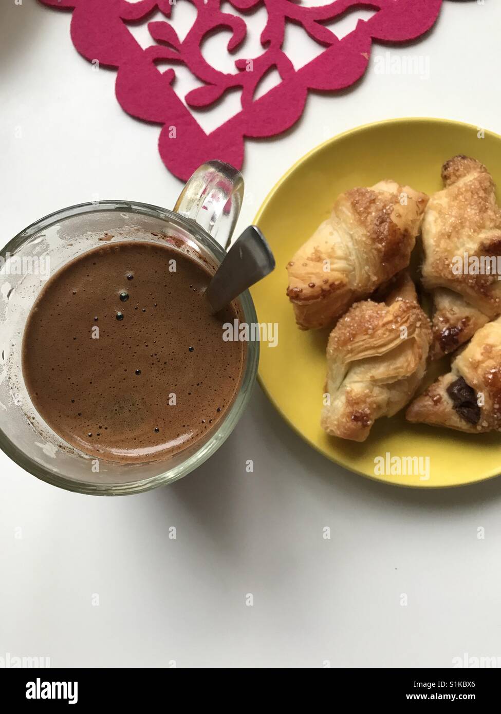 À la maison cuit croustillant de ruddy croissants. Ils pondent sur une plaque jaune, une serviette rouge. Banque D'Images