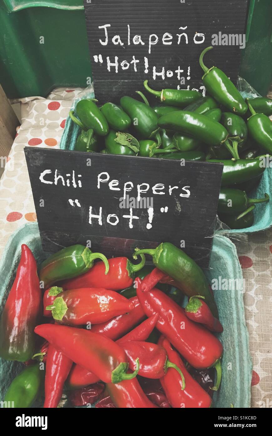 Assortiment de piment à un agriculteur à son magasin. - Image de stock capturée avec un smartphone