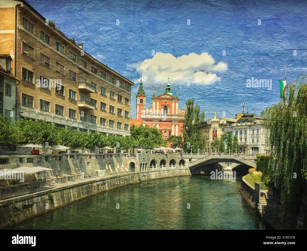 Pittoresque vieille ville de Ljubljana, Slovénie - la rivière Ljubljanica, triple pont, l'église franciscaine de l'Annonciation - Image de stock capturée avec un smartphone