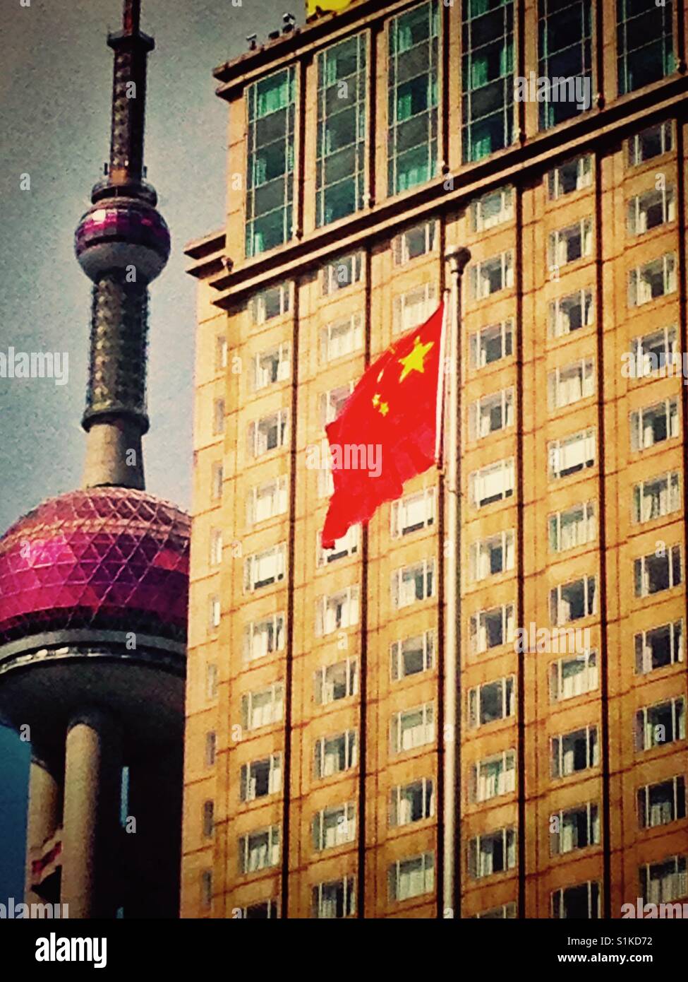 La Pearl Tower derrière le ShangriLa Hotel à Shanghai, Chine. Banque D'Images