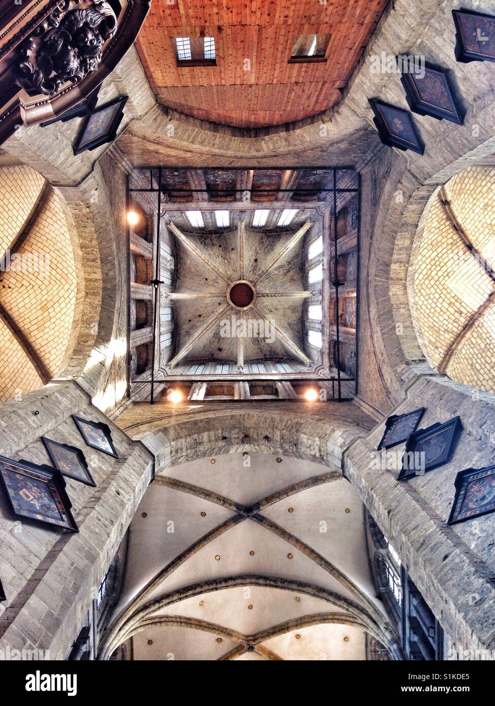 Intérieur de la cathédrale gothique. - Image de stock capturée avec un smartphone