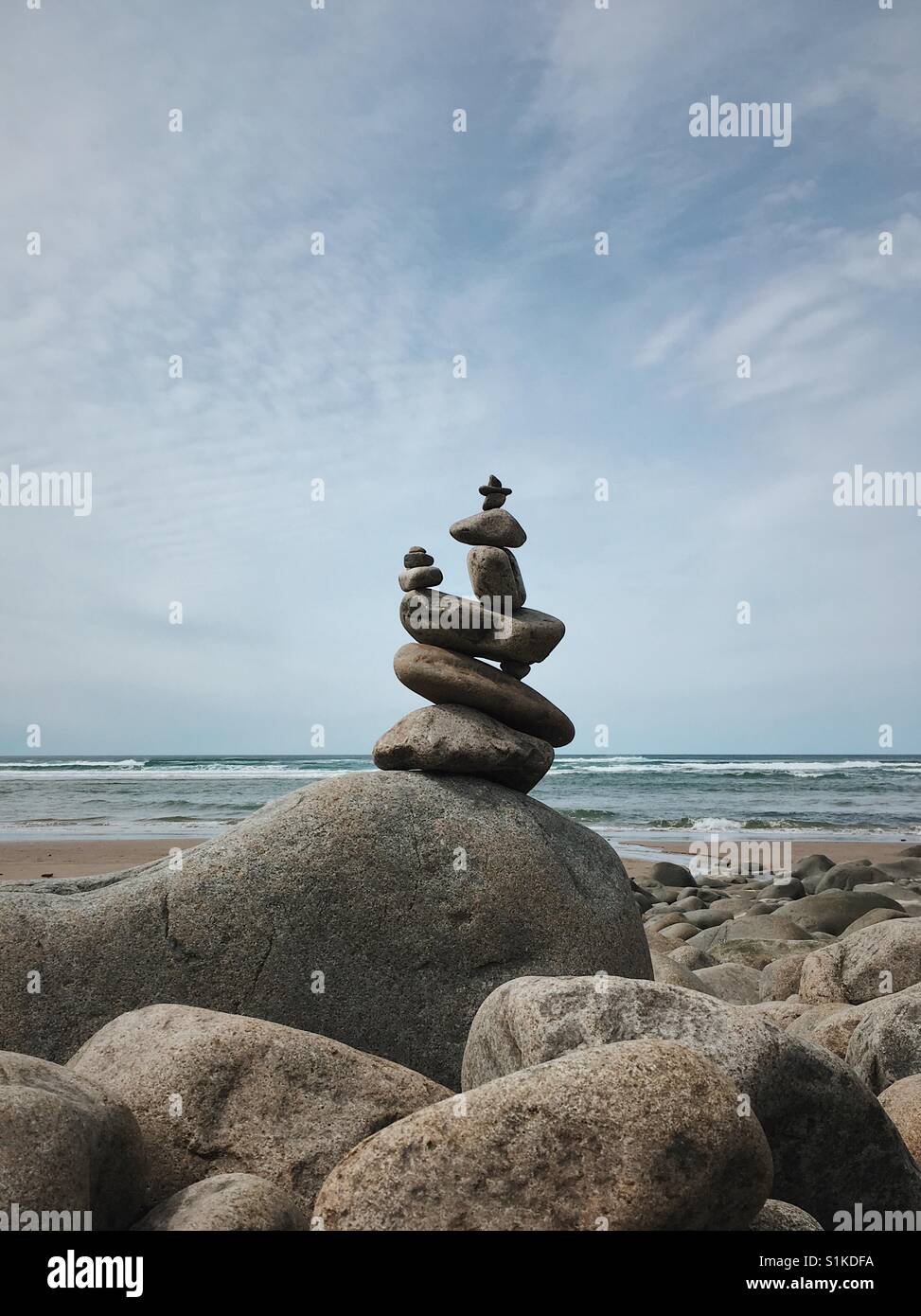 Un réseau complexe et bien équilibré cairn de pierre veille sur la plage. Banque D'Images