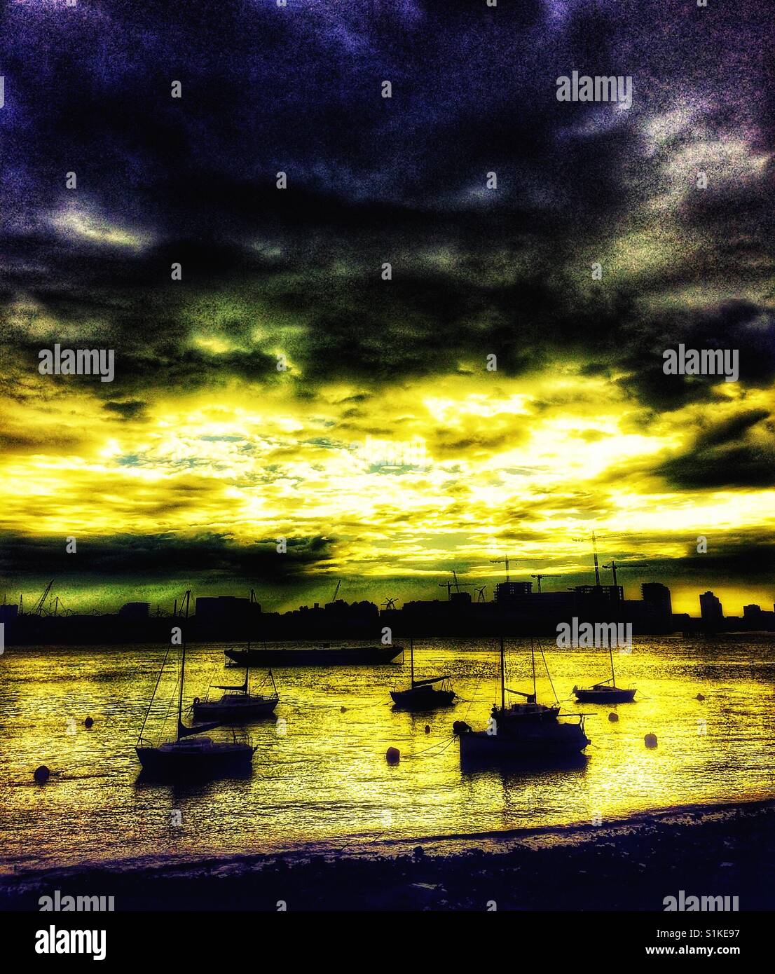 Tamise coucher de soleil romantique avec bateaux amarrés et ciel dramatique, Greenwich, London, England Banque D'Images